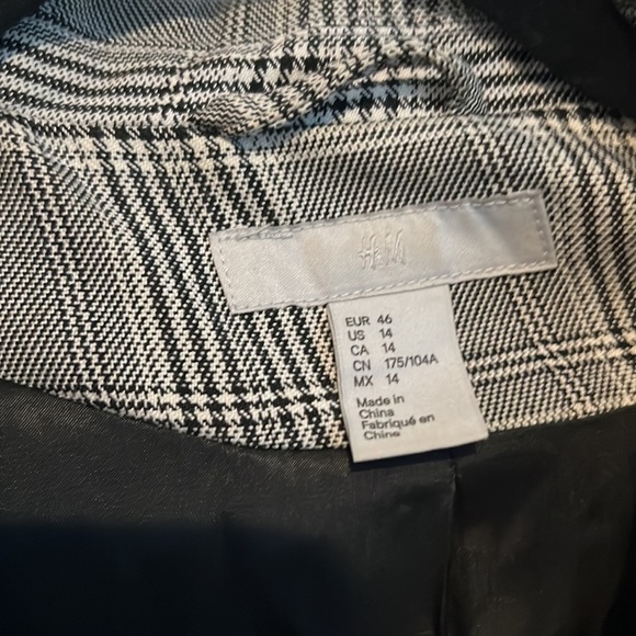 H&M black and white lined blazer with tie belt - Picture 3 of 6